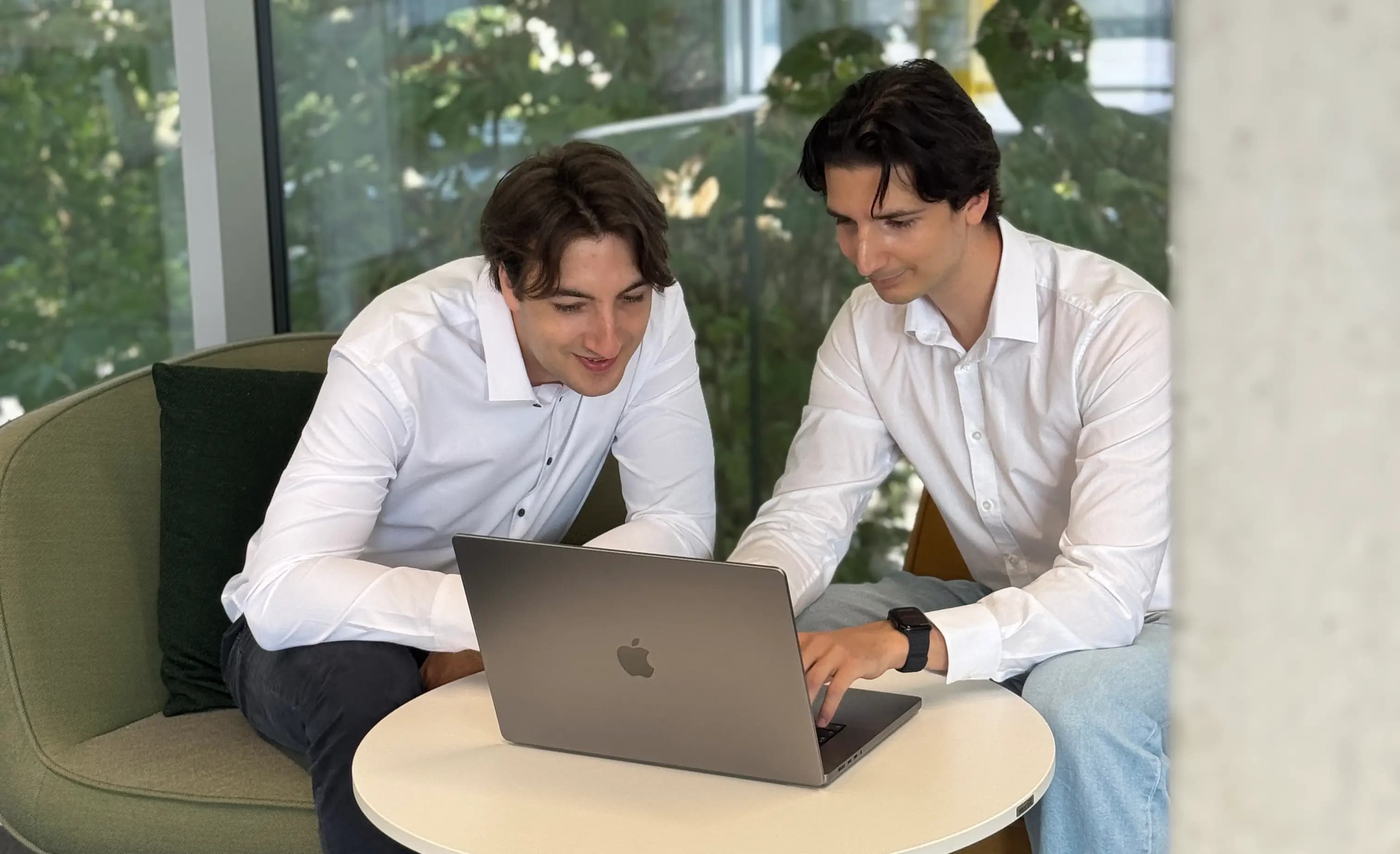 Zwei Mitglieder des Effizienzwerk-Teams arbeiten gemeinsam am Laptop